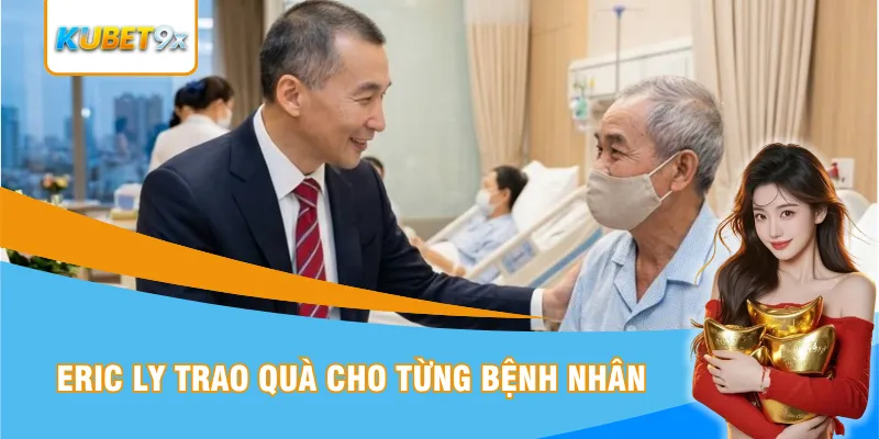 Eric Ly trao quà cho từng bệnh nhân